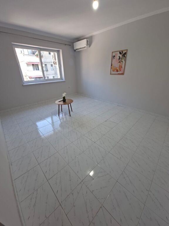 For rent, empty 2+1+1 at Globe, former Park, 600 thousand lek