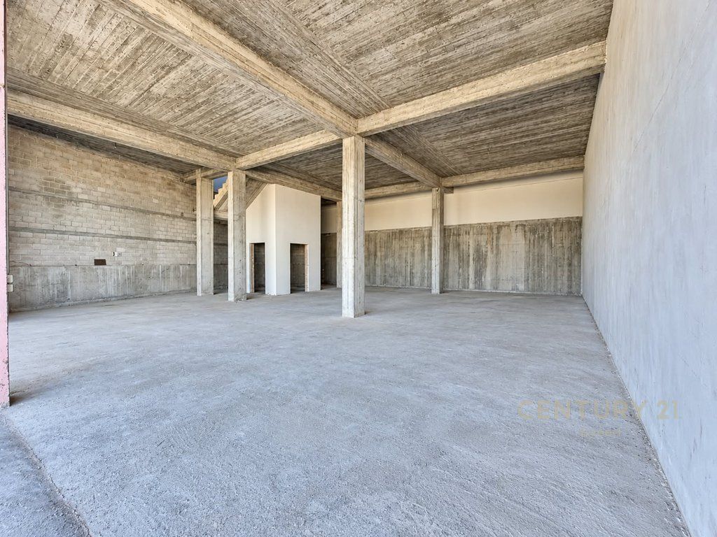 LOCALE COMMERCIALE IN AFFITTO SULLA STRADA VORË–FUSHË-KRUJË