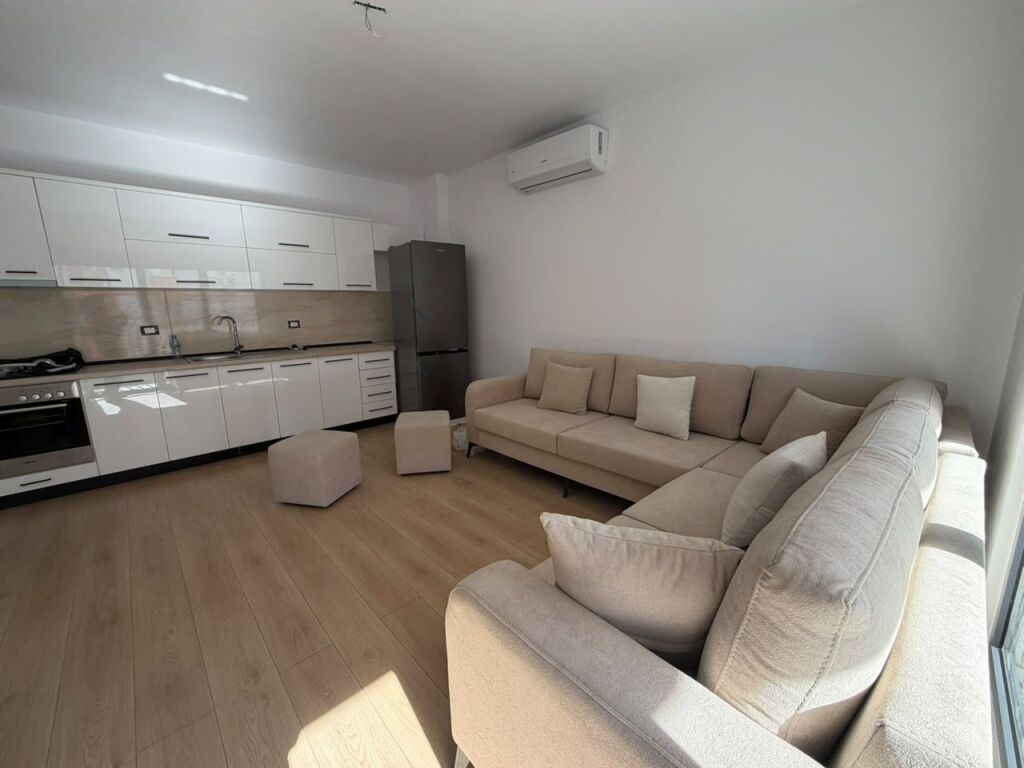 🏡 **APPARTAMENTO 1+1 IN AFFITTO + 🅿️ PARCHEGGIO**  📍 **Posizione:** Complesso Ndregjoni, Via Jordan Misja, Tirana