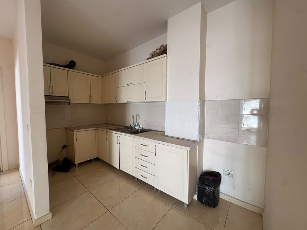 Shitet, Apartament 1+1, Rruga e Kavajes, Tirane . Empire75892