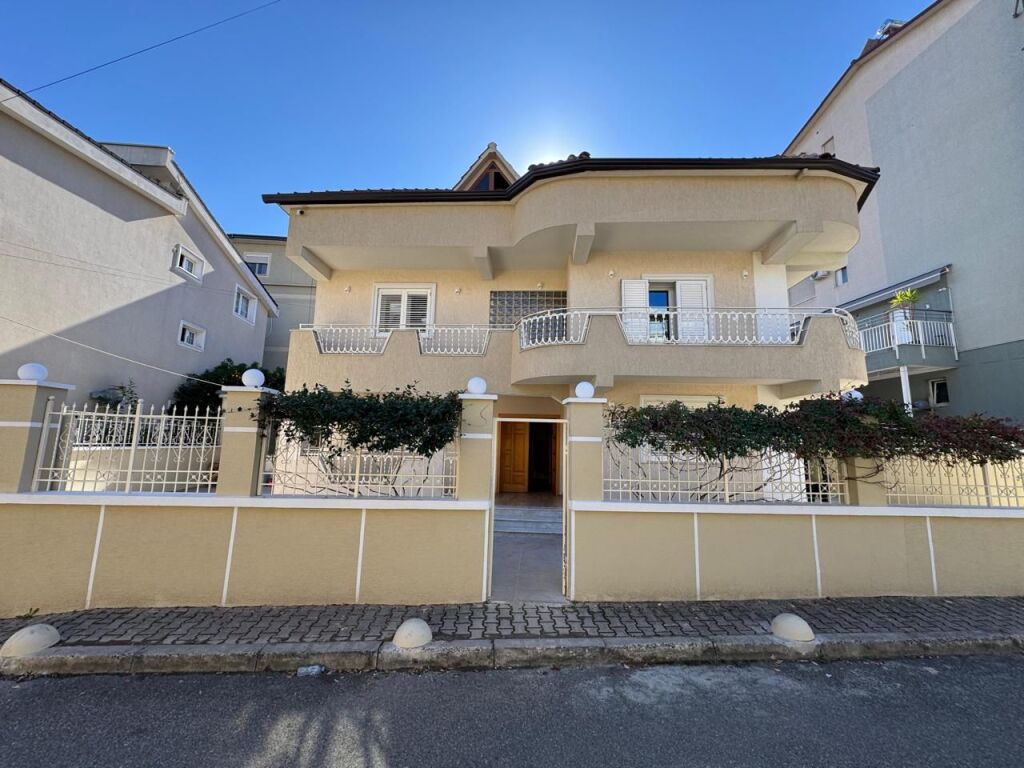 Vile 3 kateshe me qera prane Komunes se Parisit  id 4392