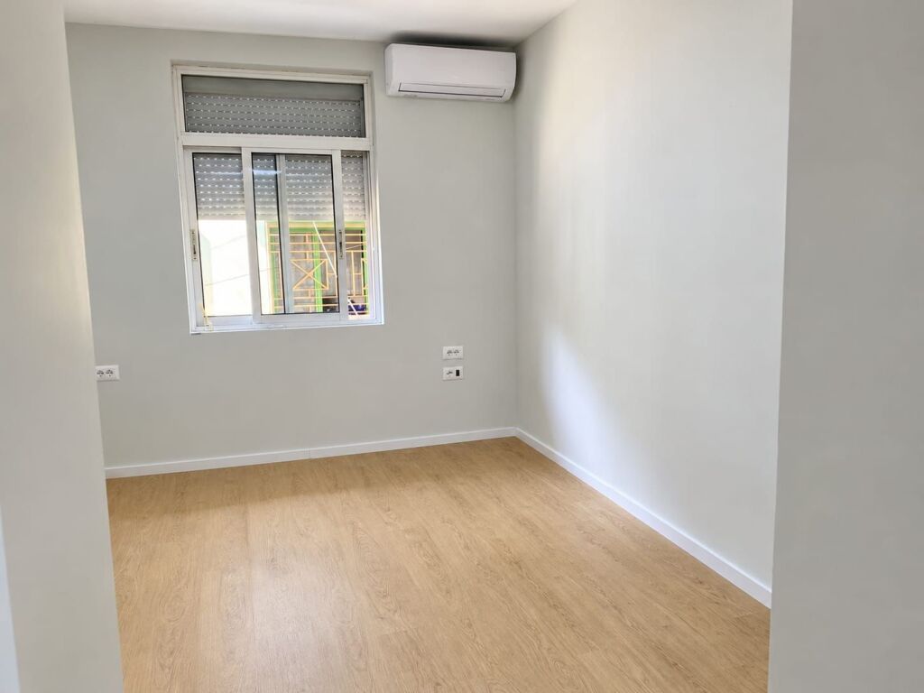 # UFFICIO IN AFFITTO: 1 Ambiente di Lavoro 📍Blloku - Edificio su Strada || 450€/Mese - 2° Piano - Superficie Totale: 40m² || Accesso Rapido e Posizione Premium nel Cuore di Blloku 🔥