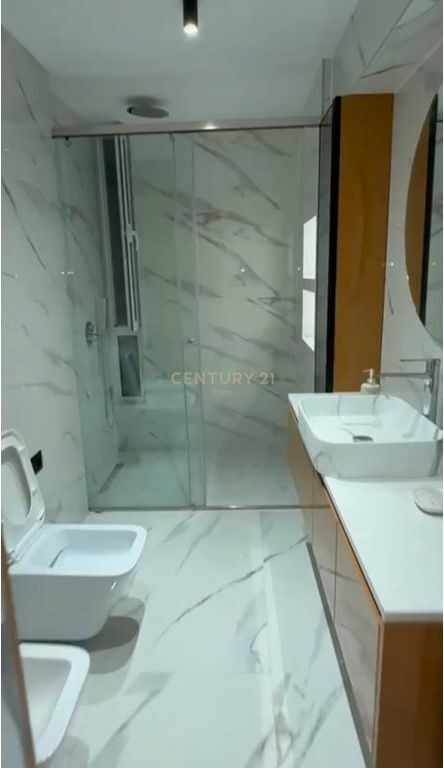 Jepet me qera apartament luksoz 1+1 ne qender te Tiranes