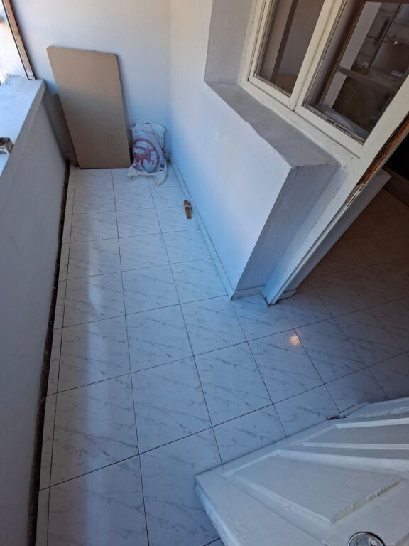 For rent, empty 2+1+1 at Globe, former Park, 600 thousand lek