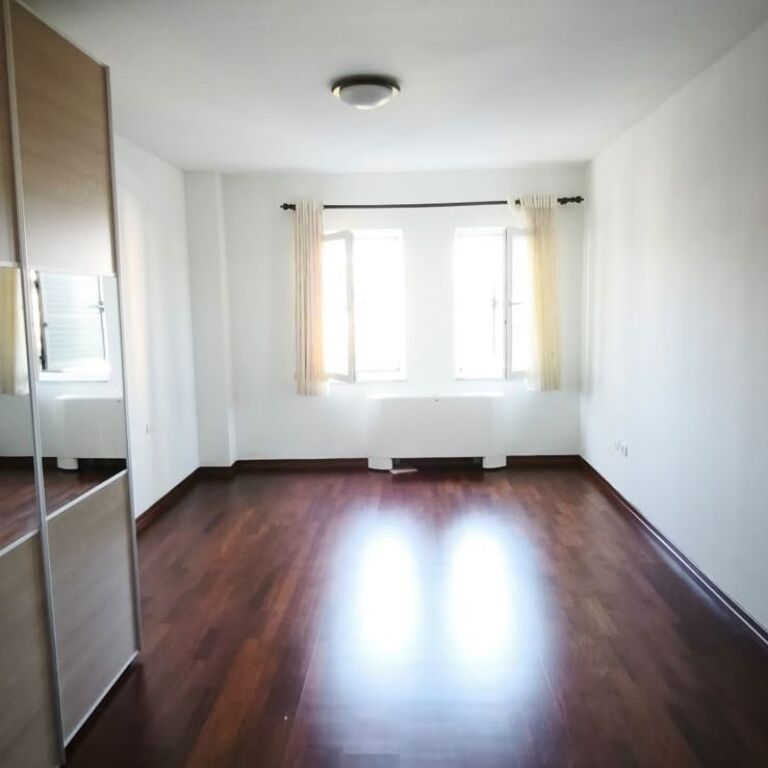 Ofrohet me qira një vilë 3-katëshe në Garden Hills Residence, pranë TEG në Tiranë