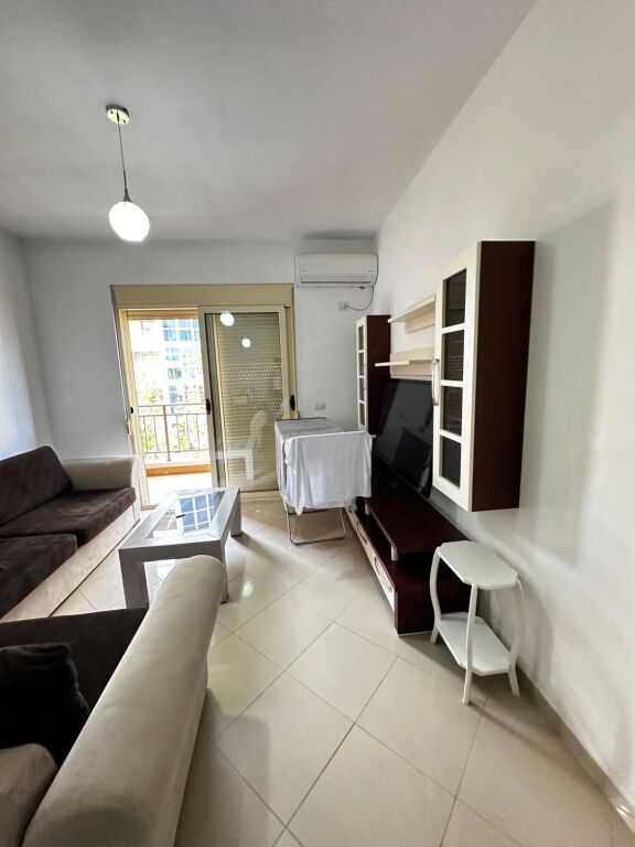 🏡 APARTAMENT 1+1 ME QIRA AFATGJATË – LUNGOMARE, VLORË