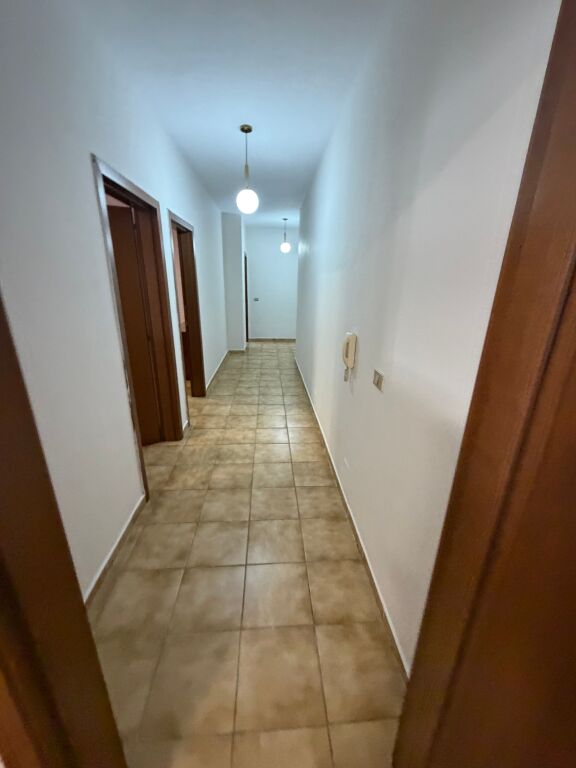 🏡 Jepet me qira apartament 2+1  📍 Rruga e Durrësit, pranë Alba 2000 🏢 Kati 5, pallat me ashensor 🛋️ I mobiluar 📐 75 m² neto 💰 Çmimi: 50.000 lekë/muaj