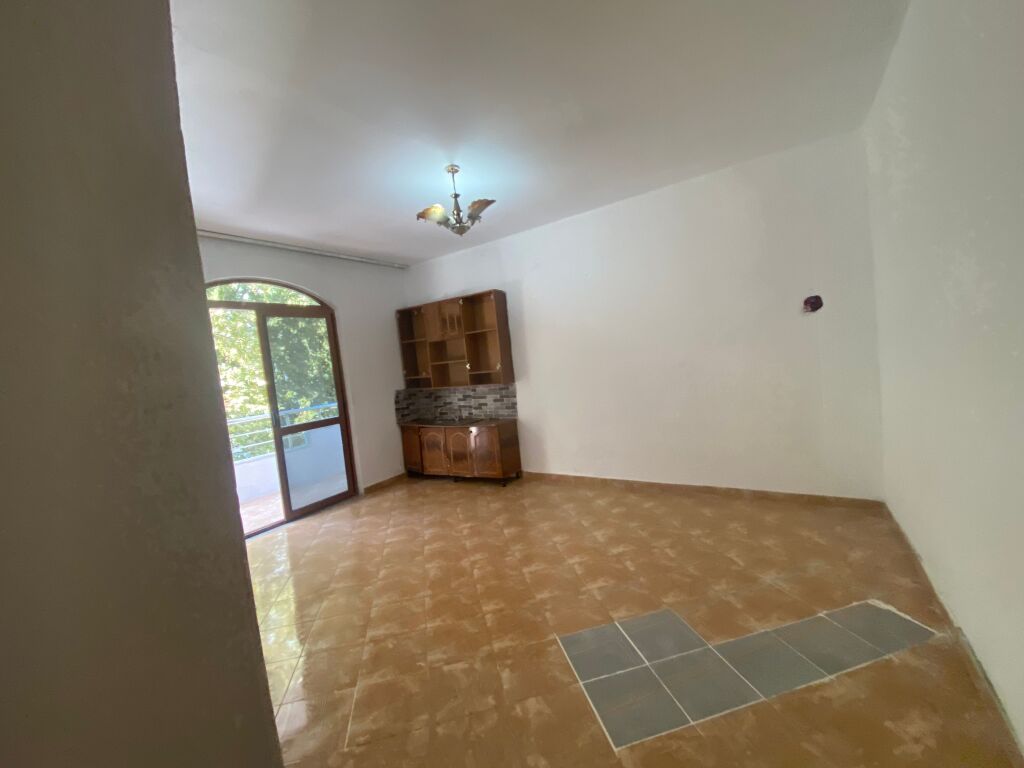 Empty 1+1 apartment for rent 5 Maji !