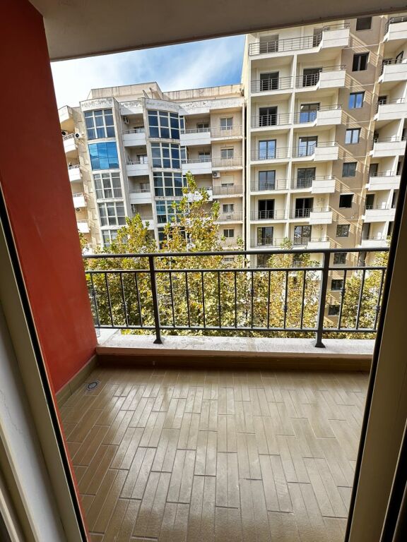 🏡 APARTAMENT 1+1 ME QIRA AFATGJATË – LUNGOMARE, VLORË
