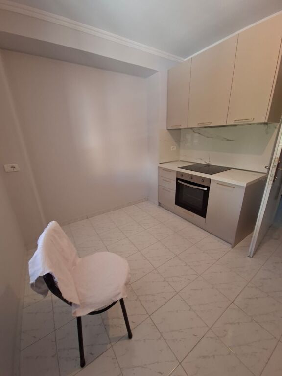 For rent, empty 2+1+1 at Globe, former Park, 600 thousand lek