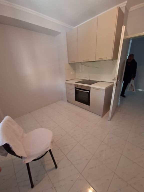 For rent, empty 2+1+1 at Globe, former Park, 600 thousand lek