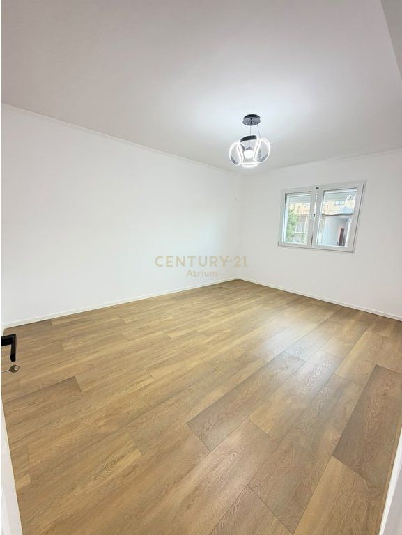 Apartament 1+1 per qira ne qender te Tiranes.