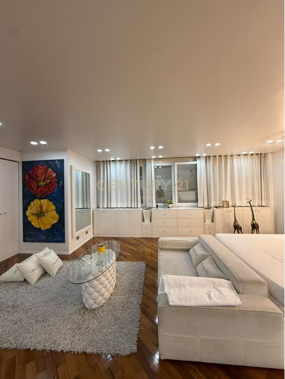 Shitet Apartament Tek Zogu I Zi