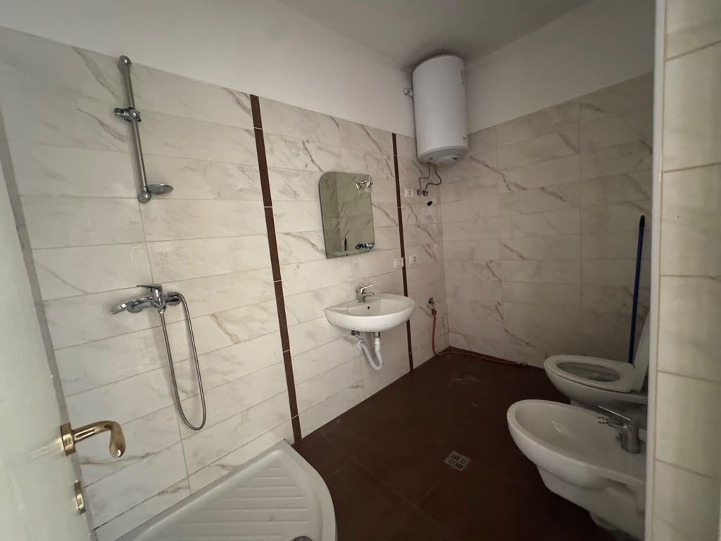 Shitet, Apartament 1+1, Rruga e Kavajes, Tirane . Empire75892