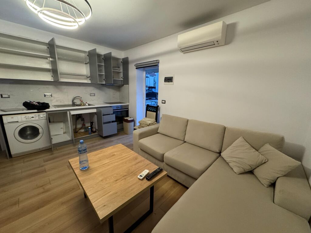 Affitto, appartamento 1+1, parte di una villa, 1° piano, Prezzo 40000 lek, Da Jordan Misja