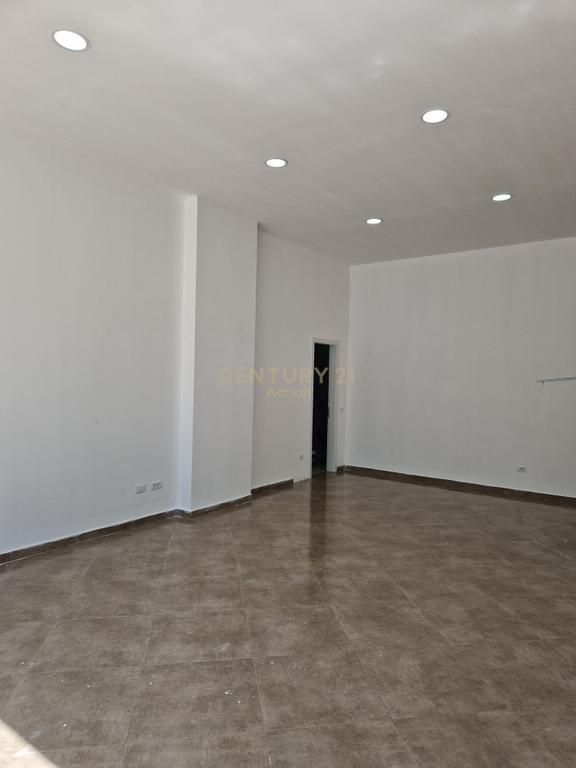 JAPIM ME QIRA AMBIENT SHERBIMI KATI 0,BULEVARDI I RI! 650 € /Muaj