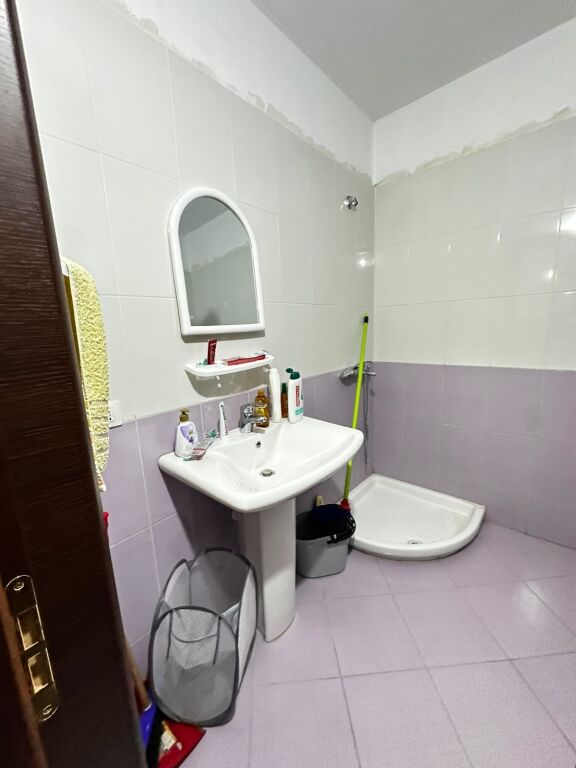 🏡 APARTAMENT 1+1 ME QIRA AFATGJATË – LUNGOMARE, VLORË