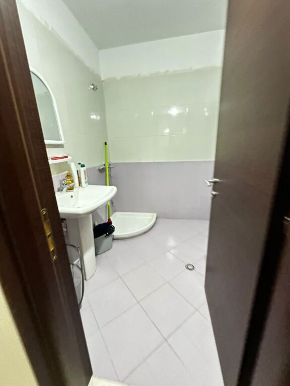🏡 APARTAMENT 1+1 ME QIRA AFATGJATË – LUNGOMARE, VLORË