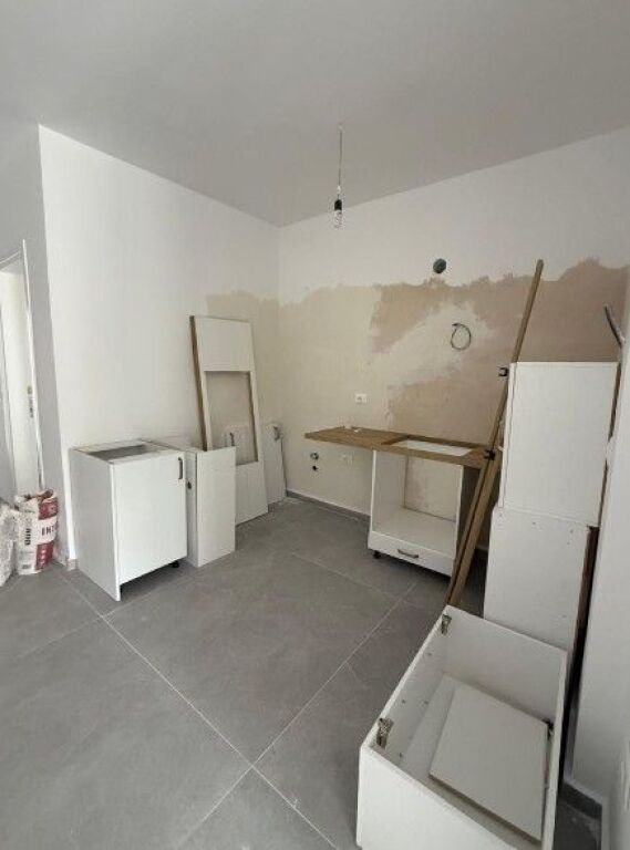 SHITET APARTAMENT 1+1 ME PAMJE NGA DETI – SARANDË