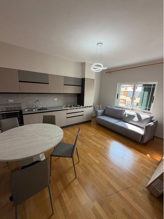 Apartament 2+1 Me Qira në Komunën e Parisit, Tiranë - 850€ | 90 m²
