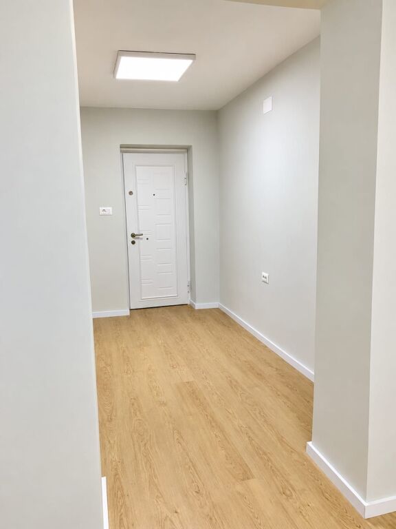 # UFFICIO IN AFFITTO: 1 Ambiente di Lavoro 📍Blloku - Edificio su Strada || 450€/Mese - 2° Piano - Superficie Totale: 40m² || Accesso Rapido e Posizione Premium nel Cuore di Blloku 🔥