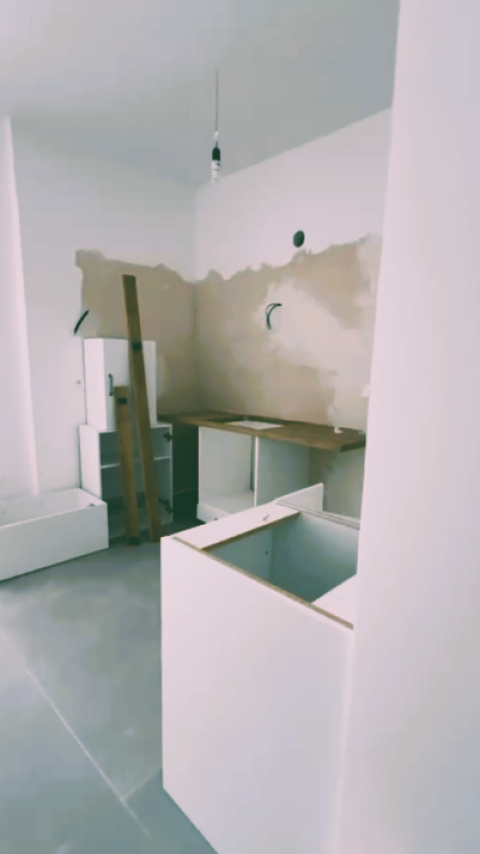 🏖️ **SHITET APARTAMENT 1+1 ME PAMJE NGA DETI – SARANDË**