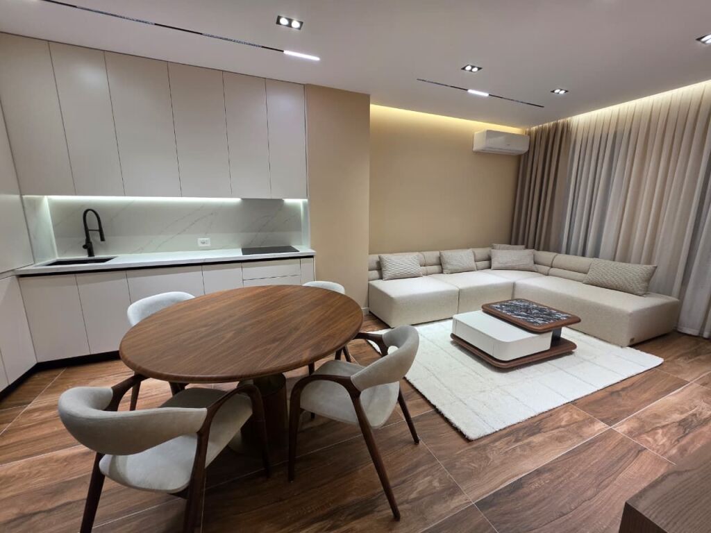 🏡 APPARTAMENTO DI LUSSO 2+1+2 IN AFFITTO + PARCHEGGIO!  📍 Posizione: Via 5 Maji, Tirana