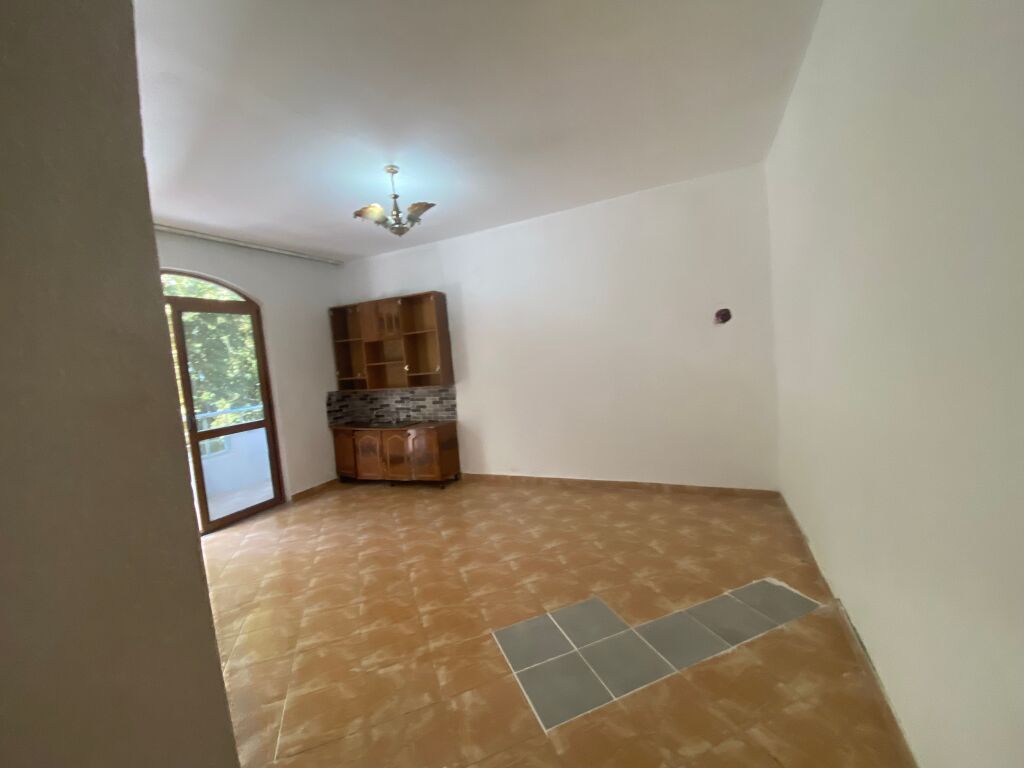 Empty 1+1 apartment for rent 5 Maji !