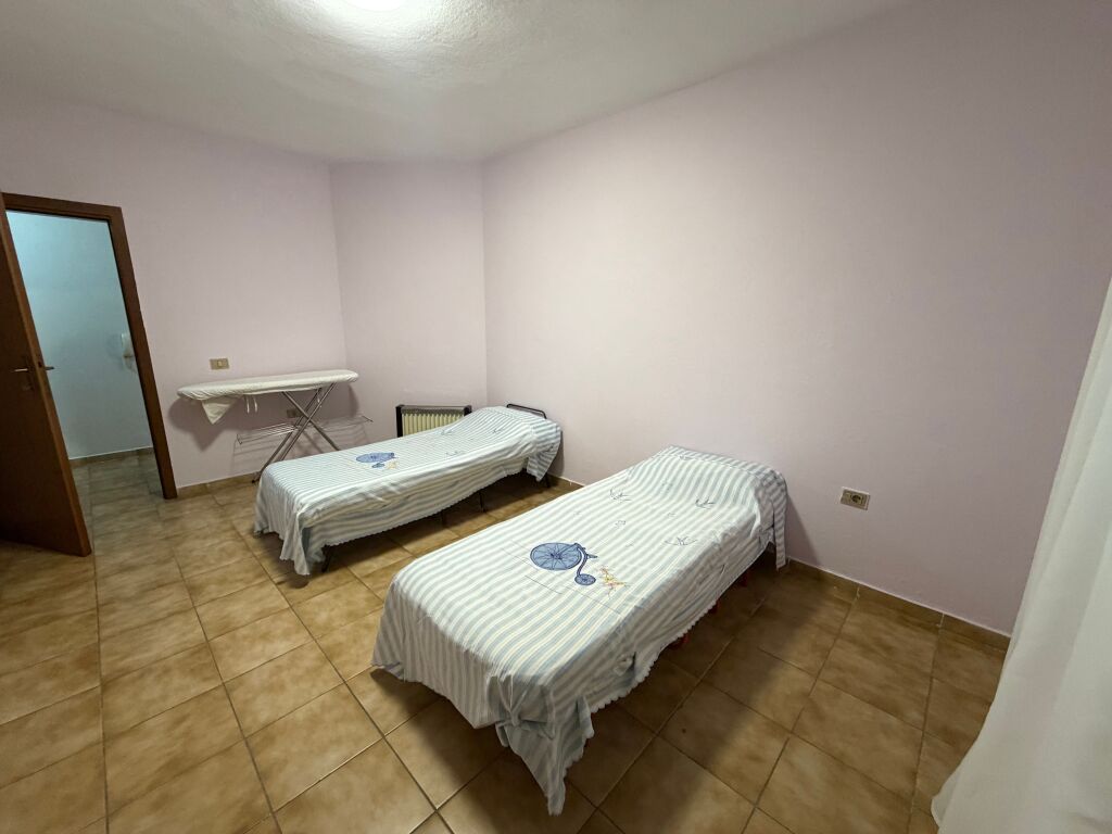 🏡 Jepet me qira apartament 2+1  📍 Rruga e Durrësit, pranë Alba 2000 🏢 Kati 5, pallat me ashensor 🛋️ I mobiluar 📐 75 m² neto 💰 Çmimi: 50.000 lekë/muaj