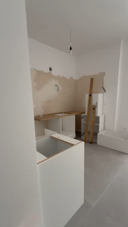 **SHITET APARTAMENT 1+1 ME PAMJE NGA DETI – SARANDË**