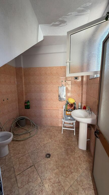 Qera | Ambjent Biznesi | Kodra E Priftit | 500 €/muaj