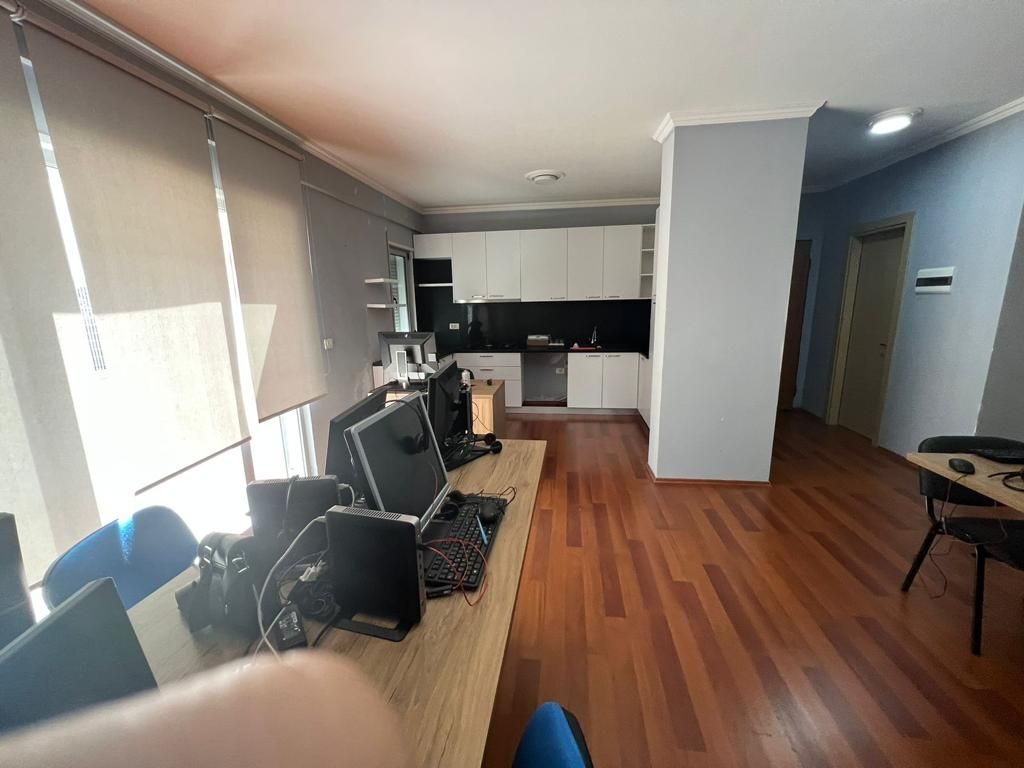 Qera | Apartament 3 + 1 + 2 | Rruga 5 Maji | 800 €/muaj
