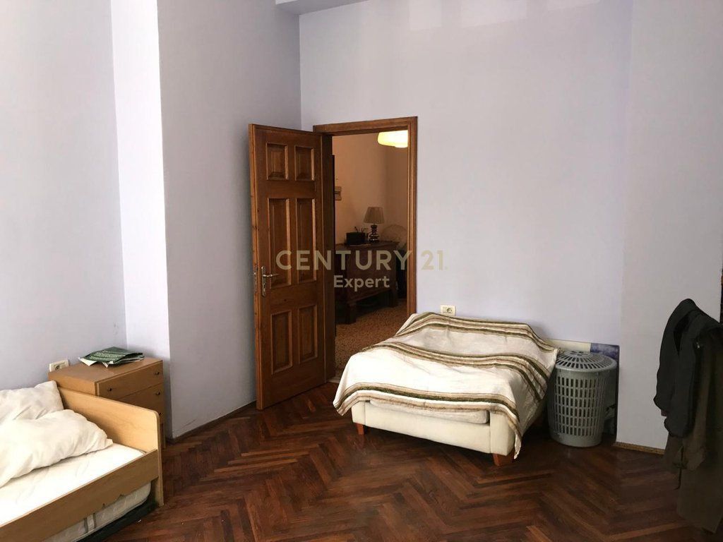 APPARTAMENTO 3+1 IN AFFITTO – CENTRO DI TIRANA, L’INCROCIO TRA VIA DIBRA E VIA BARRIKADA