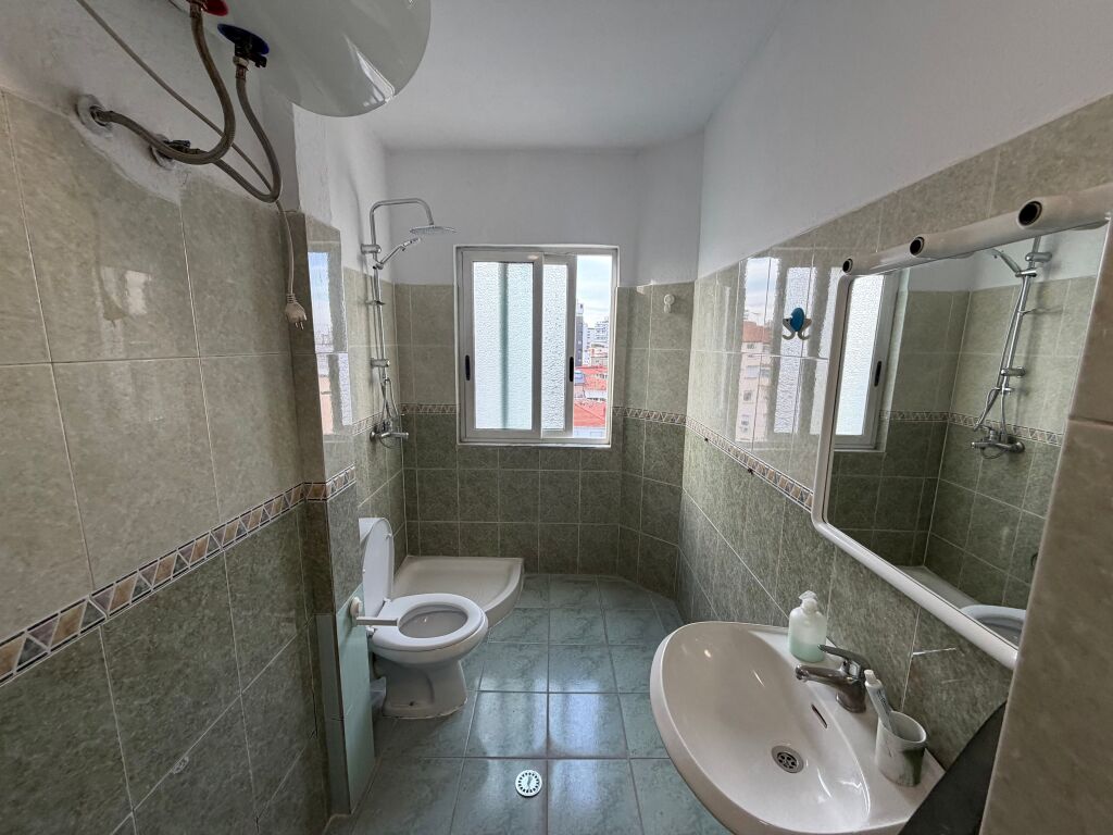 🏡 Jepet me qira apartament 2+1  📍 Rruga e Durrësit, pranë Alba 2000 🏢 Kati 5, pallat me ashensor 🛋️ I mobiluar 📐 75 m² neto 💰 Çmimi: 50.000 lekë/muaj