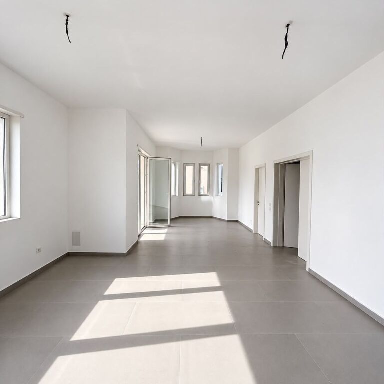 Villa di Lusso su 3 Piani in Vendita presso Collina Verde Residence, Vicino a TEG, Tirana |