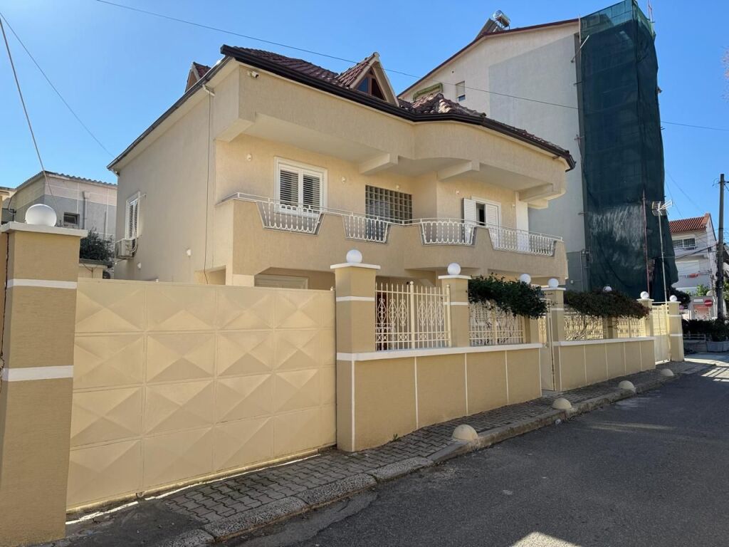 Vile 3 kateshe me qera prane Komunes se Parisit  id 4392