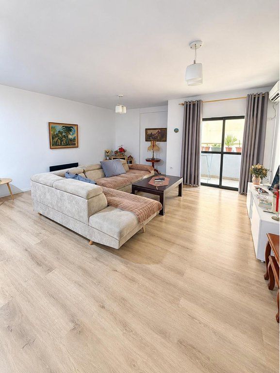 PRANE LULISHTES KOMUNA E PARISIT SHESIM APARTAMENT 2+1+2