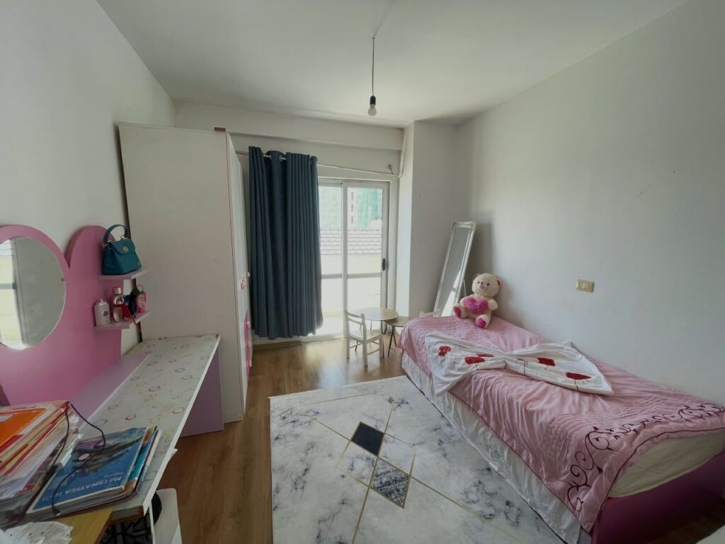Shitet apartament 2+1 me 2 ballkone ne Porcelan , prane Kinoblock , Kodra e Priftit , Kinostudio .