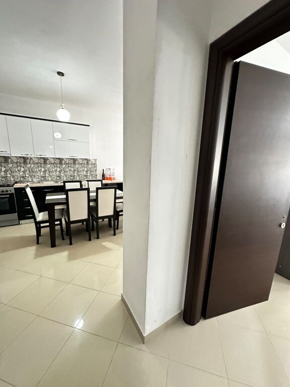 🏡 APARTAMENT 1+1 ME QIRA AFATGJATË – LUNGOMARE, VLORË