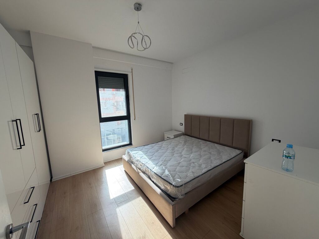 🏡 JEPET ME QIRA APARTAMENT 1+1  +🅿️📍 Kompleksi Ndregjoni, Rruga Jordan Misja, Tiranë  Apartament në katin e dytë, në pallat të ri me ashensor, i pabanuar më parë, me parkim.  💰 Çmimi: 70.000 lekë/muaj