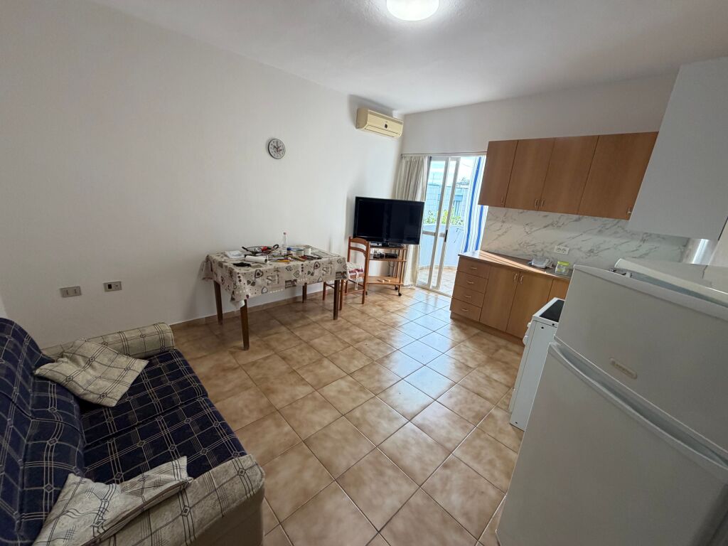 🏡 Jepet me qira apartament 2+1  📍 Rruga e Durrësit, pranë Alba 2000 🏢 Kati 5, pallat me ashensor 🛋️ I mobiluar 📐 75 m² neto 💰 Çmimi: 50.000 lekë/muaj