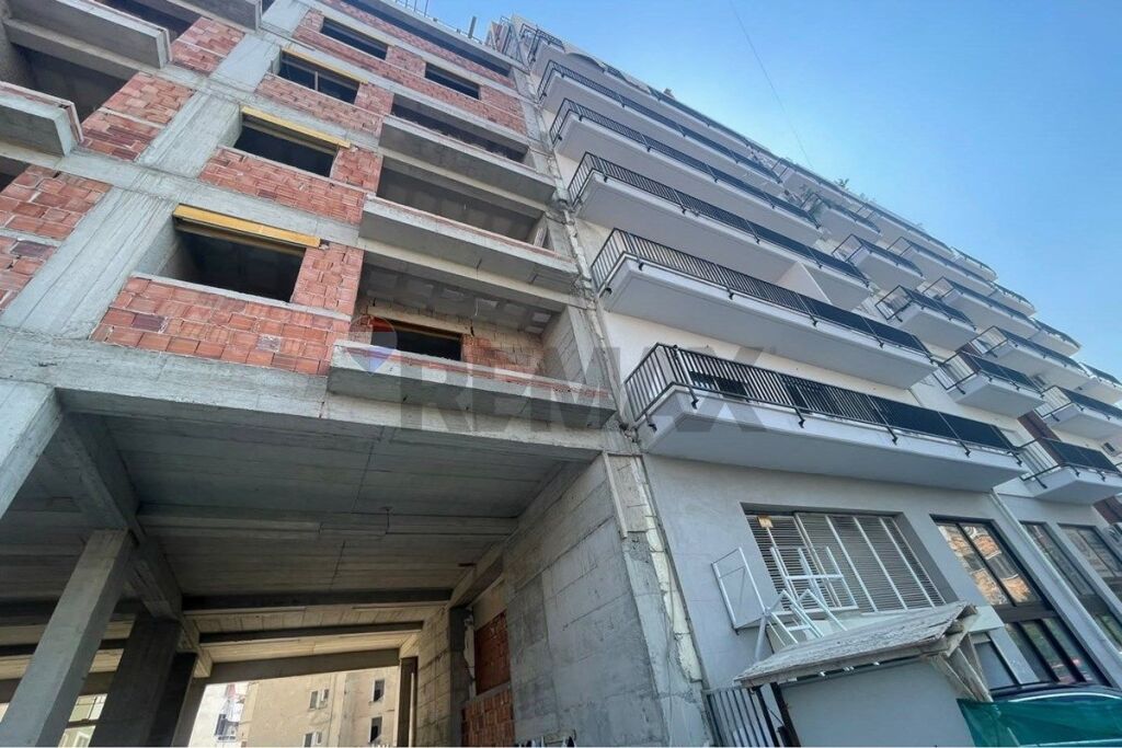 Shitet apartament 2+1 + Verandë Xhamlliku