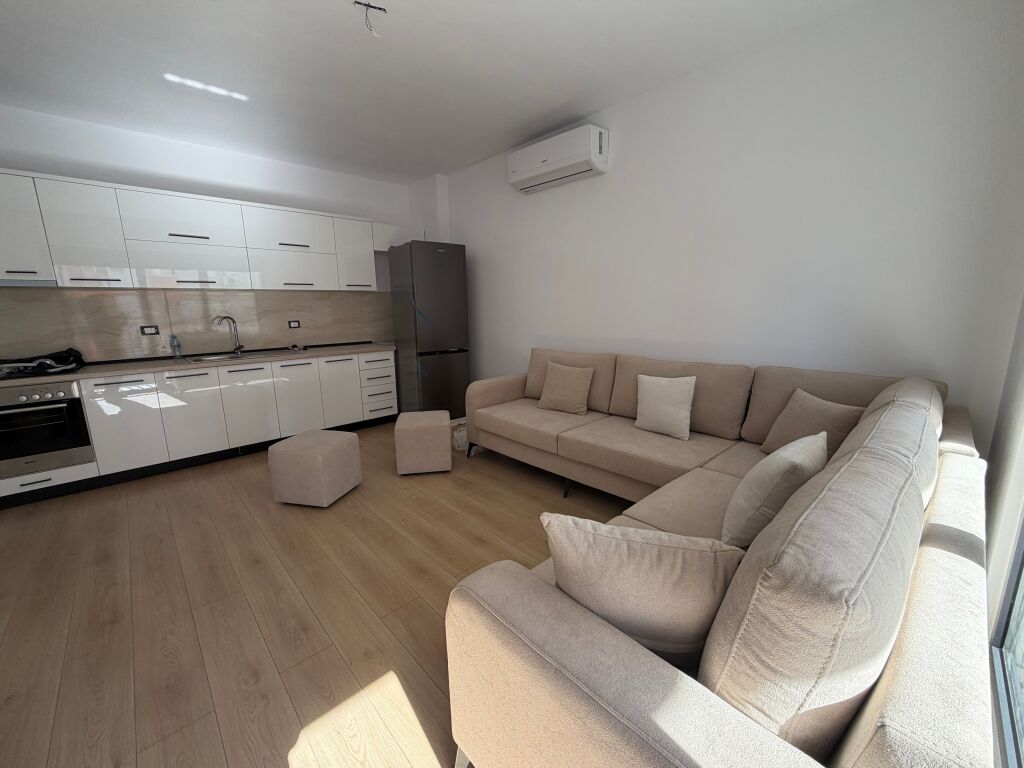 🏡 JEPET ME QIRA APARTAMENT 1+1  +🅿️📍 Kompleksi Ndregjoni, Rruga Jordan Misja, Tiranë  Apartament në katin e dytë, në pallat të ri me ashensor, i pabanuar më parë, me parkim.  💰 Çmimi: 70.000 lekë/muaj