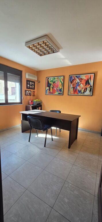 JEPET ME QIRA AMBIENT PËR ZYRA – SUPER LOKACION NË RRUGËN E DURRËSIT!