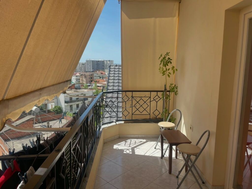 Shitet apartament 2+1 me 2 ballkone ne Porcelan , prane Kinoblock , Kodra e Priftit , Kinostudio .