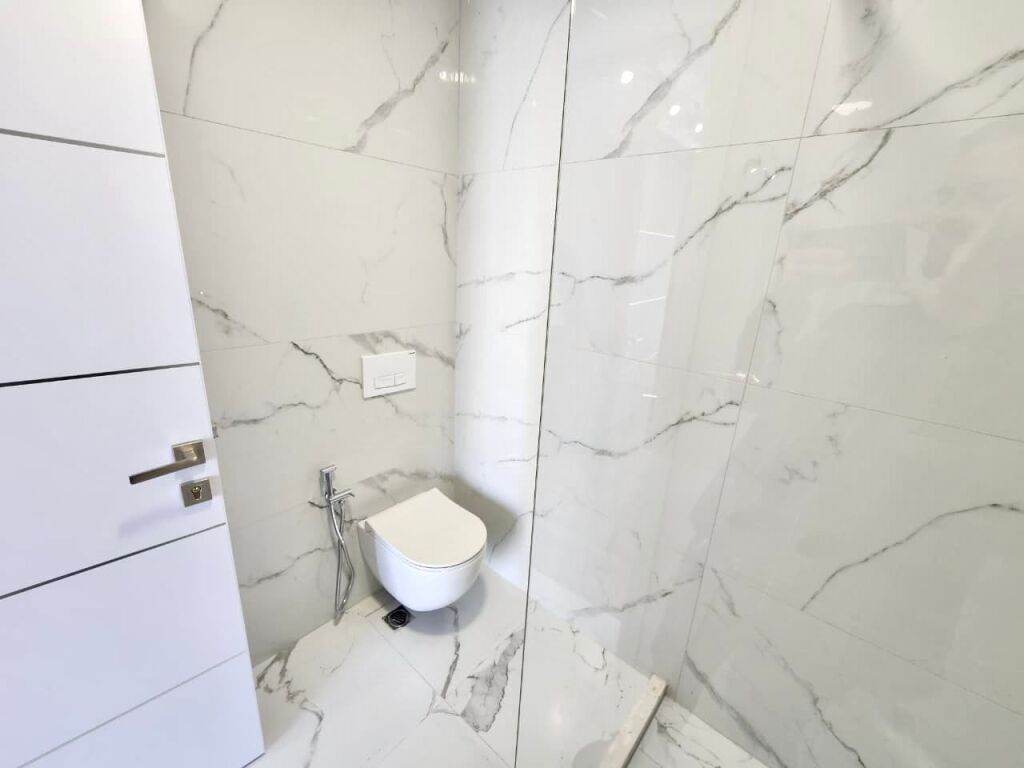 # IN AFFITTO: 1+1 📍Shkozë / Tirana | Edificio Nuovo | Superficie: 70m² | 7° Piano | 40.000 Lek/Mese | Acqua e Internet Inclusi nel Prezzo 🔥🔥