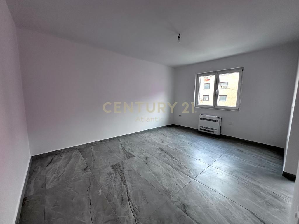 SHITET APARTAMENT 2+1+2T PRANË STADIUMIT, VALA PARK – DURRËS