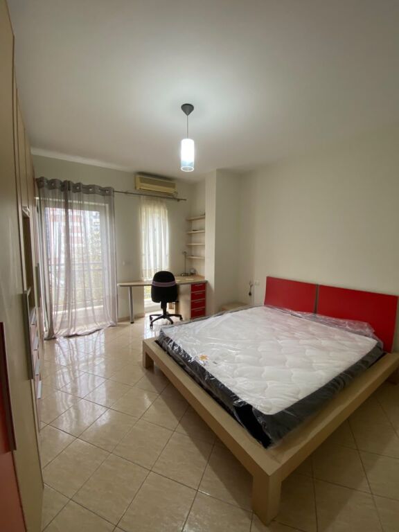 Appartamento 2+1 + Garage, in affitto, Komuna e Parisit.