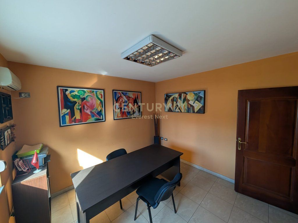 Jepet me qira per zyre apartament 2+1 ne qender . 750 € /Muaj