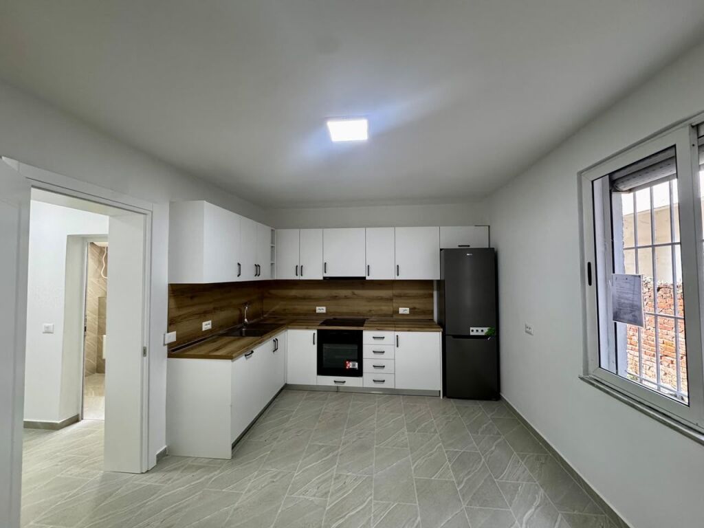 Empty 2+1 apartment for rent in Myslym Shyri, near Kastrati